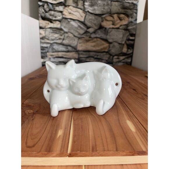 Vintage White Ceramic Cat Wall Hook, Kittens Themed Wall Mount Two Hook Clothing - Picture 1 of 5